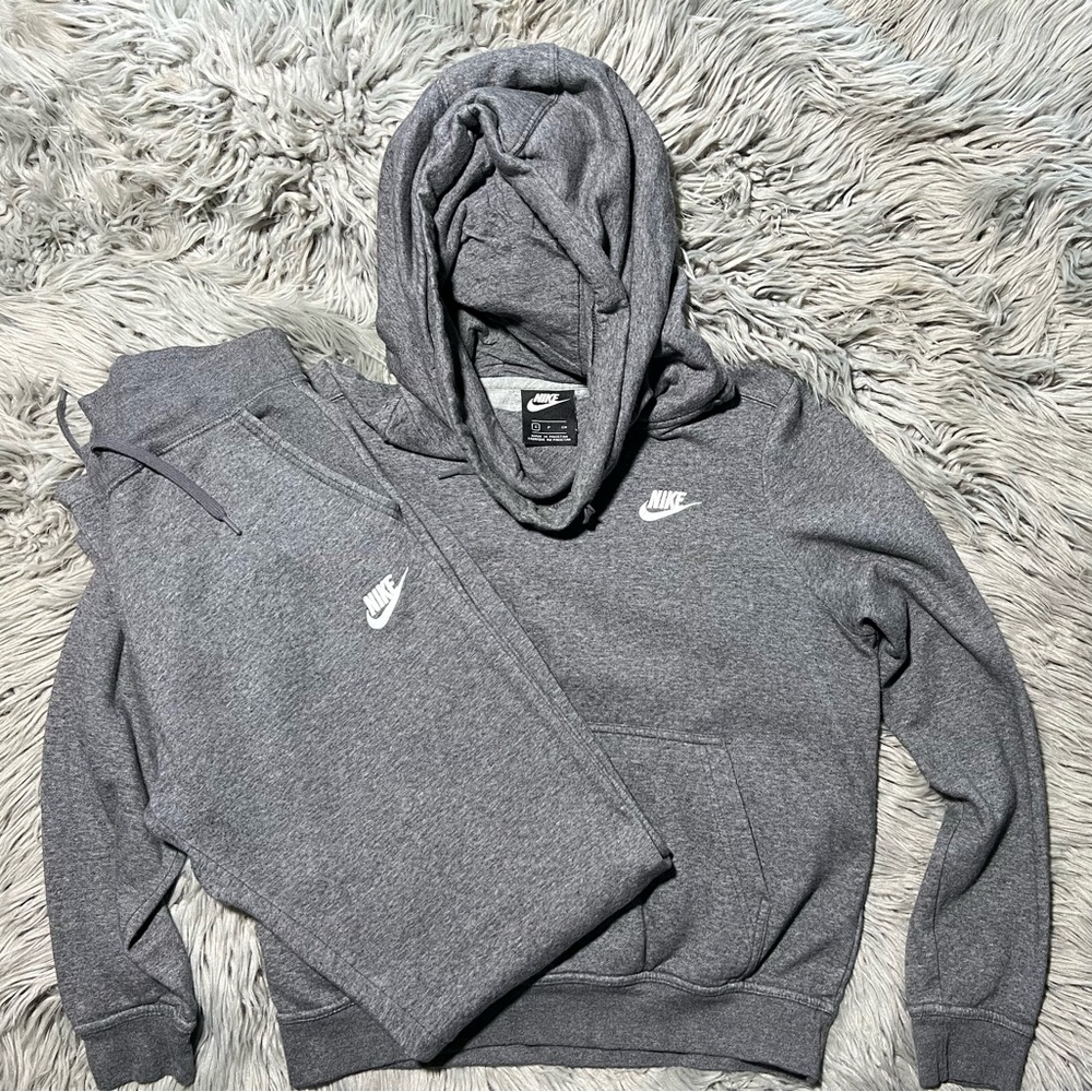 Women’s Nike Sweatsuit size Small. Used, excellent condition.